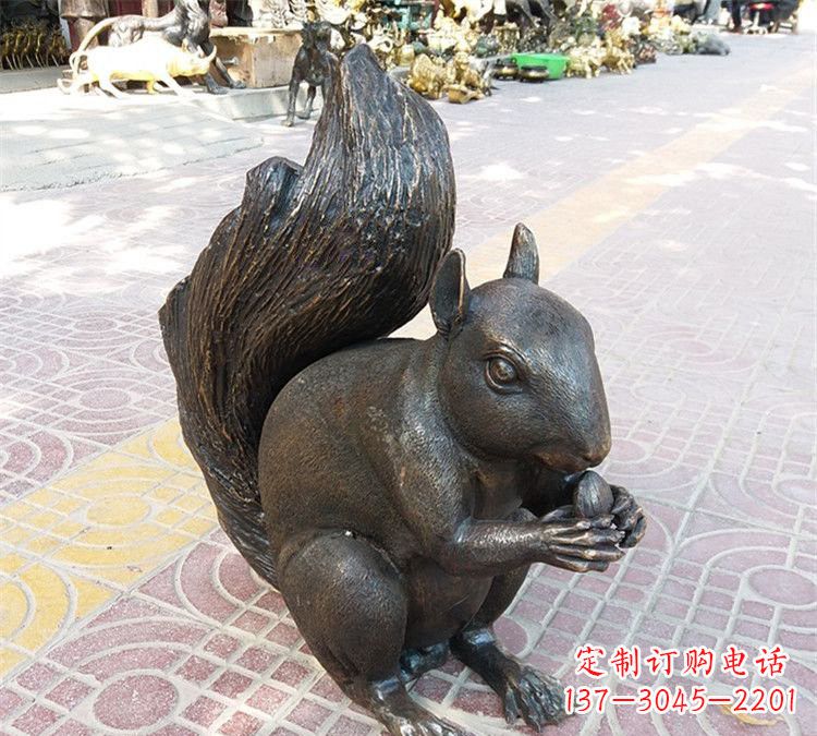 无锡公园铜雕松鼠