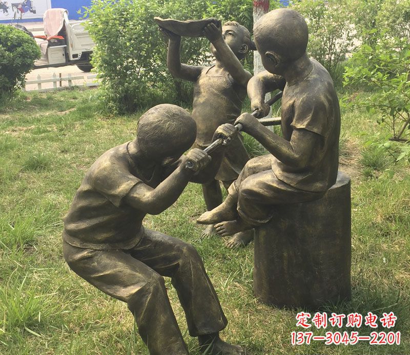 无锡公园玩水的儿童铜雕