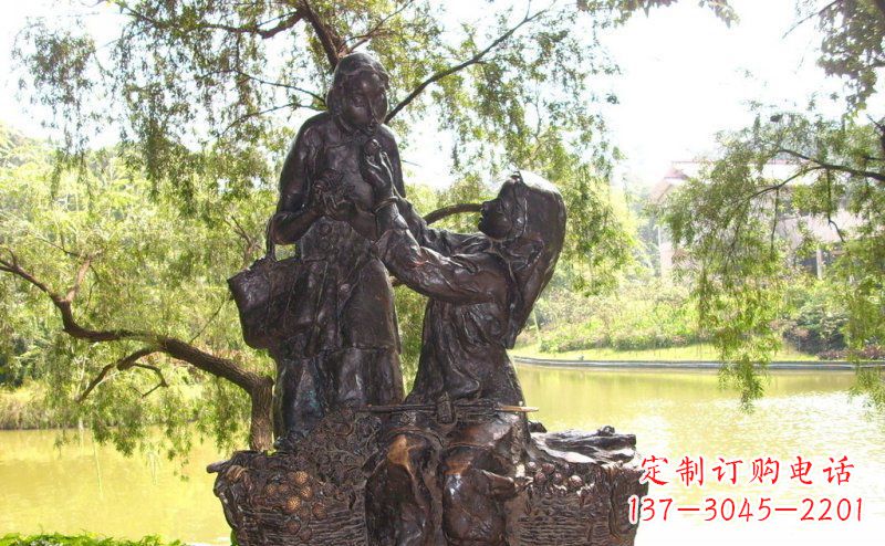 无锡温馨铜雕公园里喂母亲吃荔枝的女孩