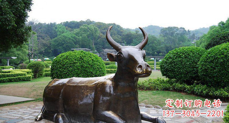 无锡公园卧着的牛动物铜雕 (2)