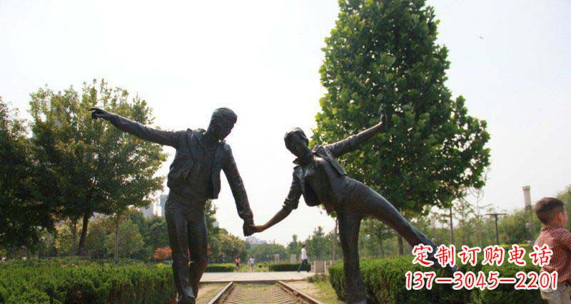 无锡公园走火车道的情侣小品铜雕