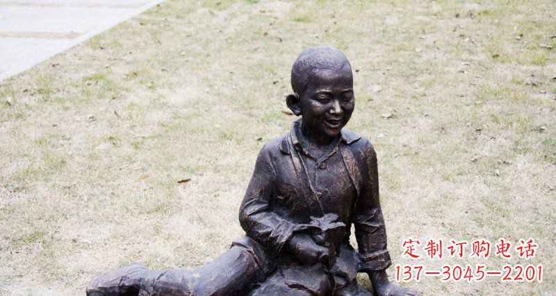 无锡公园坐在地上的小孩景观铜雕