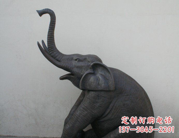 无锡公园坐着的大象喷水动物铜雕