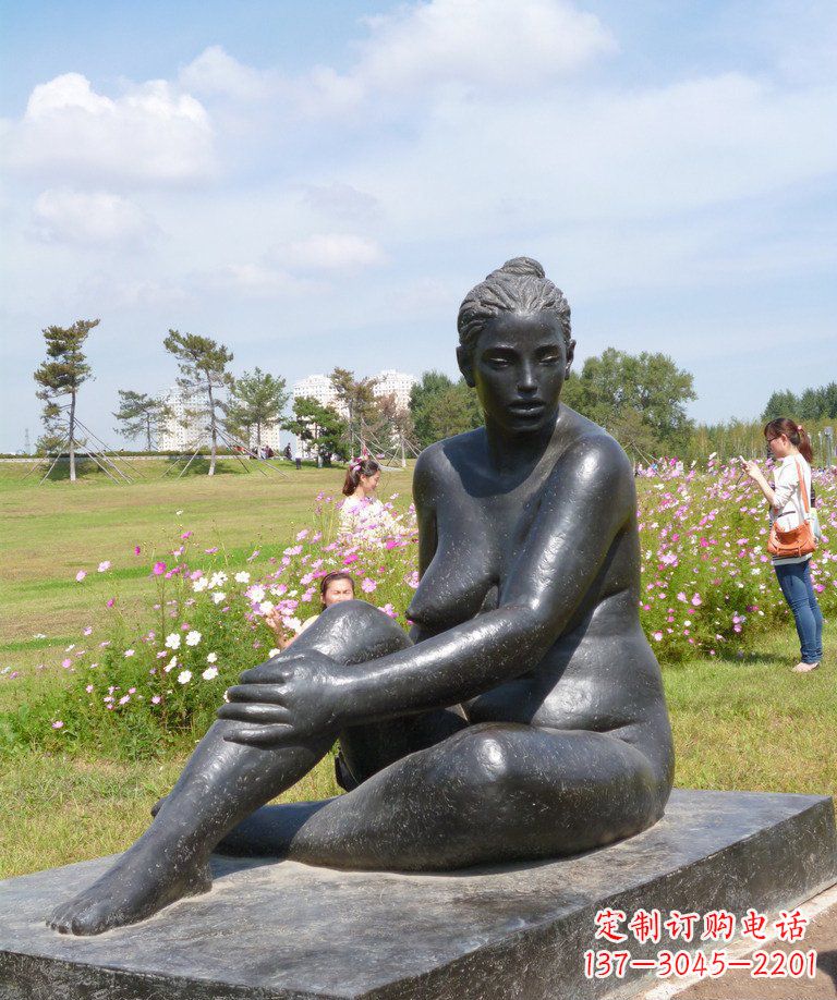 无锡中领雕塑给公园增添开心的女人铜雕