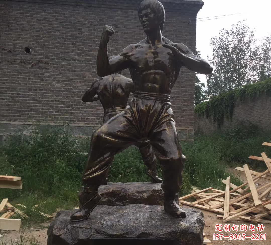 无锡令人叹为观止的李小龙铜雕