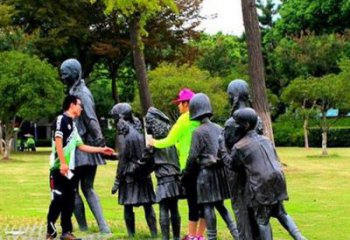 无锡铜质老鹰抓小鸡雕塑