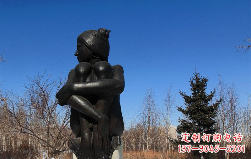 无锡广场抱膝盖的女孩人物铜雕