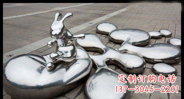 无锡广场不锈钢抽象水珠上的兔子雕塑