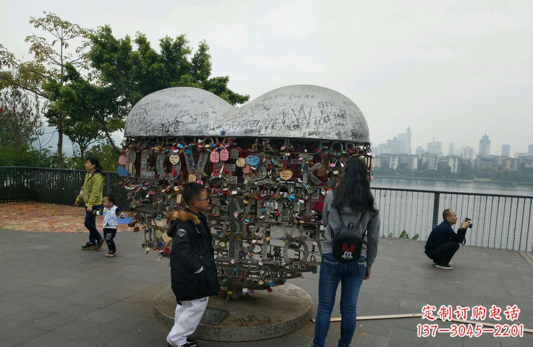 无锡不锈钢英文字母镂空景观雕塑