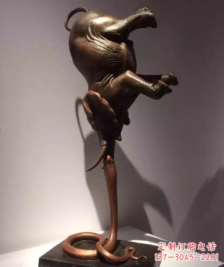 无锡广场大象倒立景观铜雕