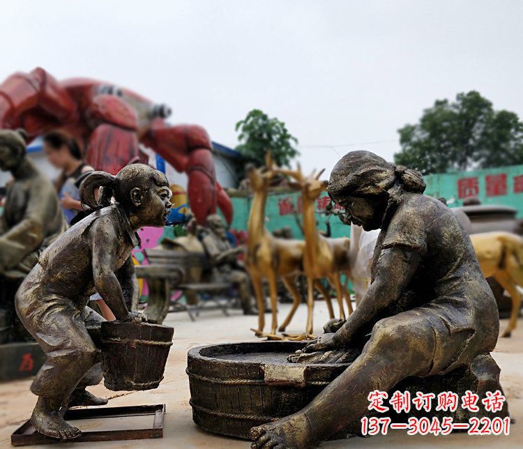 无锡注重传统的母爱——广场铜雕母亲洗衣服小品雕塑