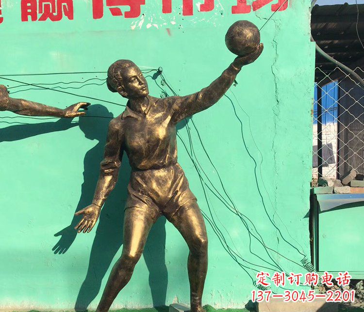 无锡中领雕塑:学生运动的赞美——精美铜雕学生人物排球雕塑