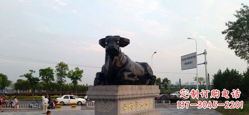 无锡广场卧着的牛动物铜雕