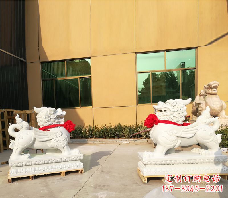 无锡汉白玉立式貔貅门口招财石雕