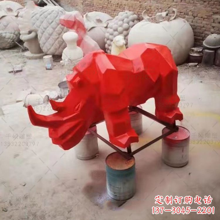 无锡红色几何切面抽象犀牛雕塑