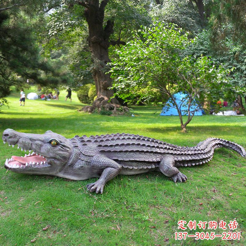 无锡户外园林景观仿真玻璃钢鳄鱼雕塑公园水池装饰摆件