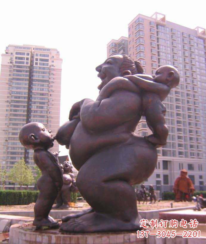 无锡街边吃奶的小孩和母亲人物小品铜雕