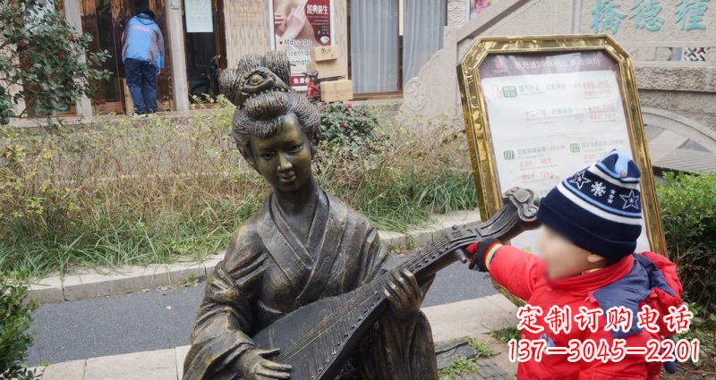 无锡街边弹琵琶的古代美女雕塑