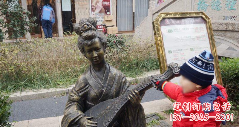 无锡街边弹琵琶的古代美女人物景观铜雕