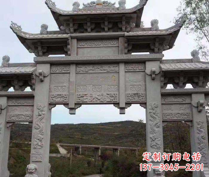 无锡地标性的三门石雕牌坊