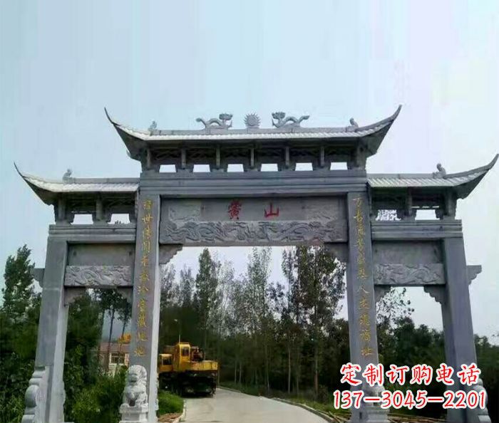 无锡景区三门石雕牌楼,是一种典型的古典建筑风…