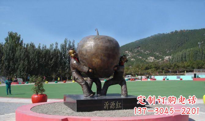 无锡苹果融入两岁小孩的生活——公园铜雕