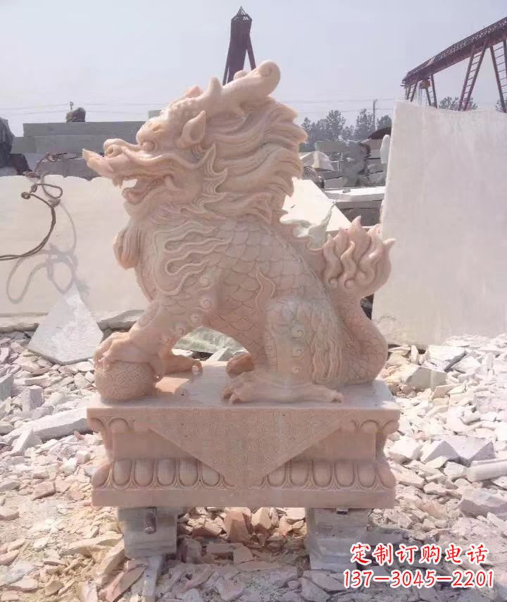 无锡标题:尊贵高贵,中领雕塑定制的精致石雕麒麟