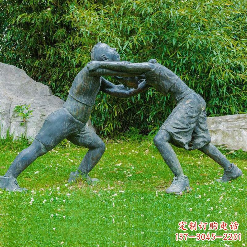 无锡摔跤运动小孩公园草坪铜雕