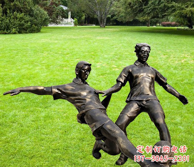 无锡踢足球的人物铜雕