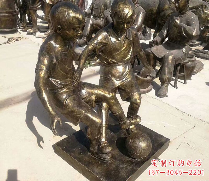 无锡踢足球的儿童铜雕
