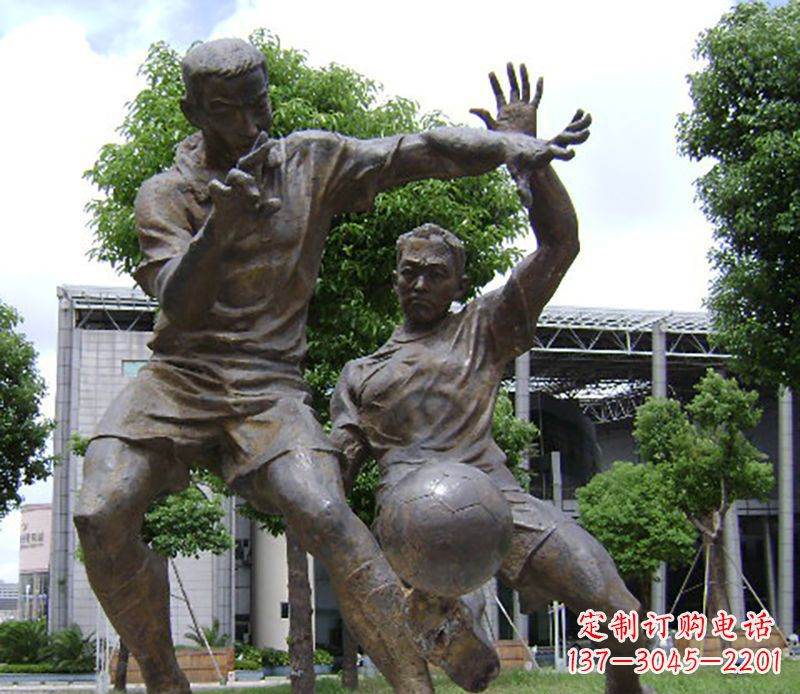 无锡踢足球公园小品铜雕
