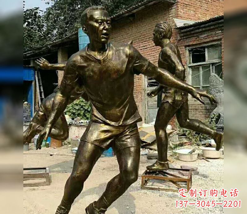 无锡踢足球广场人物铜雕