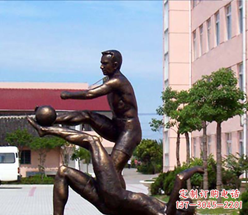 无锡踢足球人物广场小品铜雕