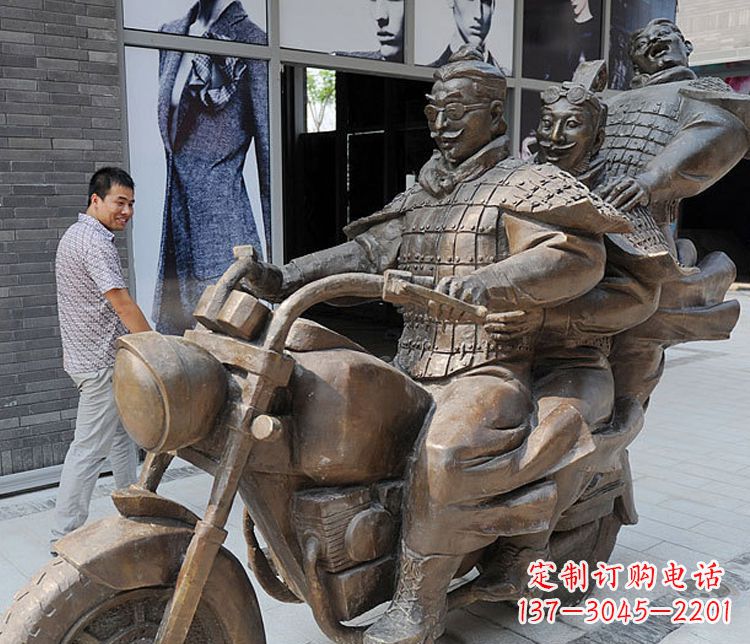 无锡铜雕街头骑摩托人物雕塑