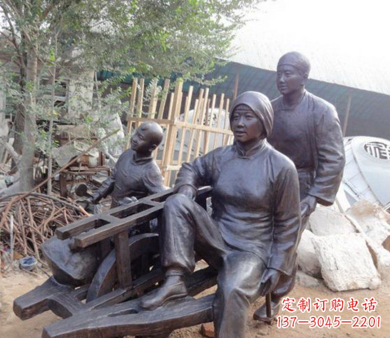 无锡推独轮车人物铜雕