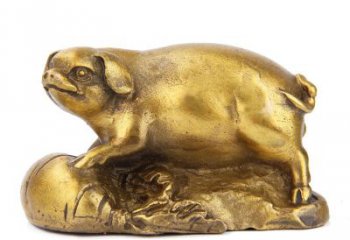 无锡铸铜鎏金猪雕塑时尚炫彩，精致温馨