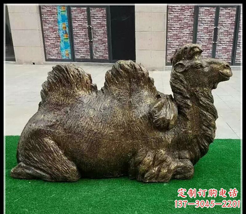 无锡卧在草地的骆驼铜雕
