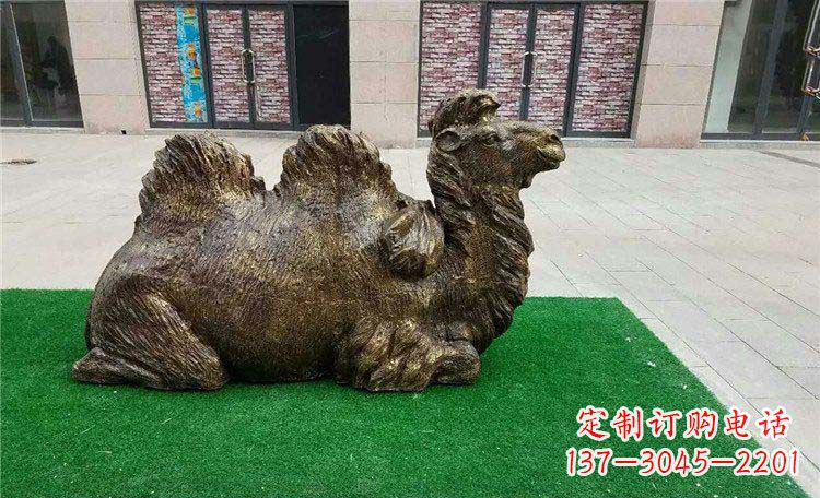 无锡卧着的骆驼动物铜雕