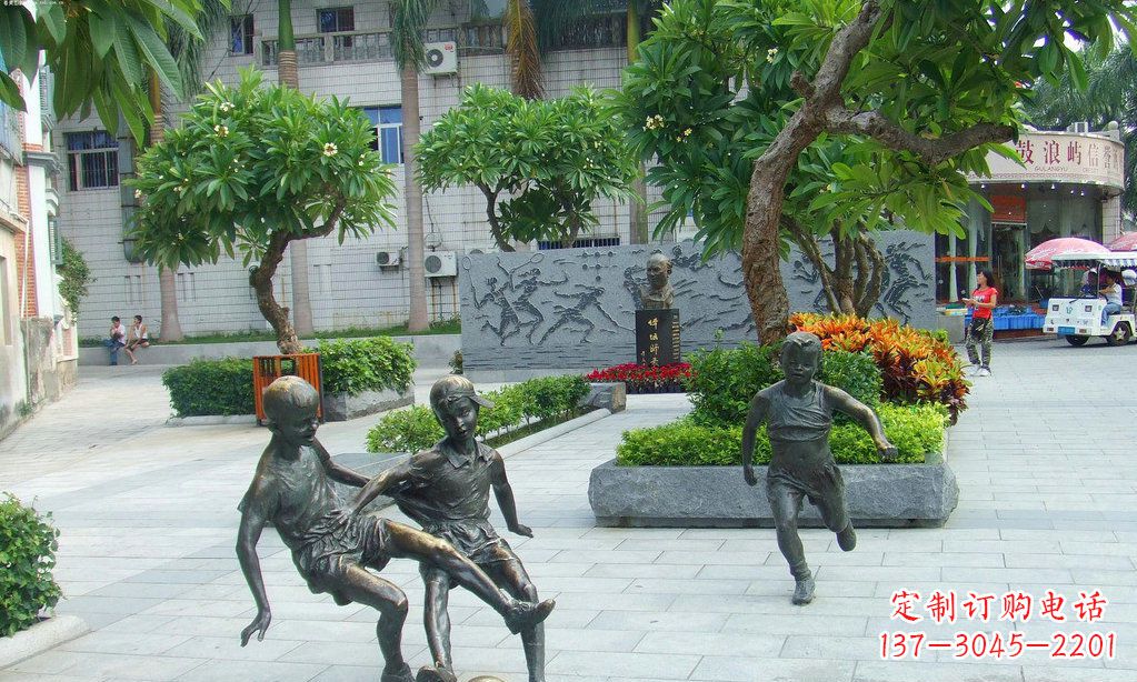 无锡小孩踢足球铜雕