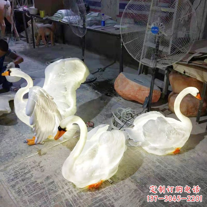 无锡小区园林草坪发光天鹅景观雕塑摆件