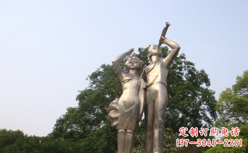 无锡校园吹军号敬礼的小学生人物景观铜雕