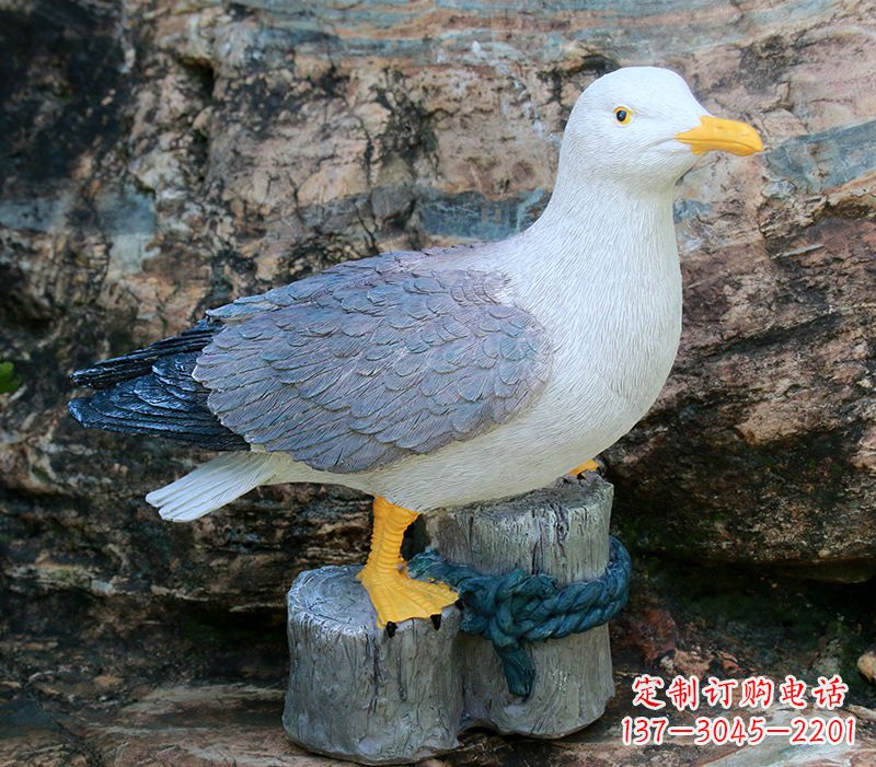 无锡一手托鸽子 一手拿书本的雕塑像