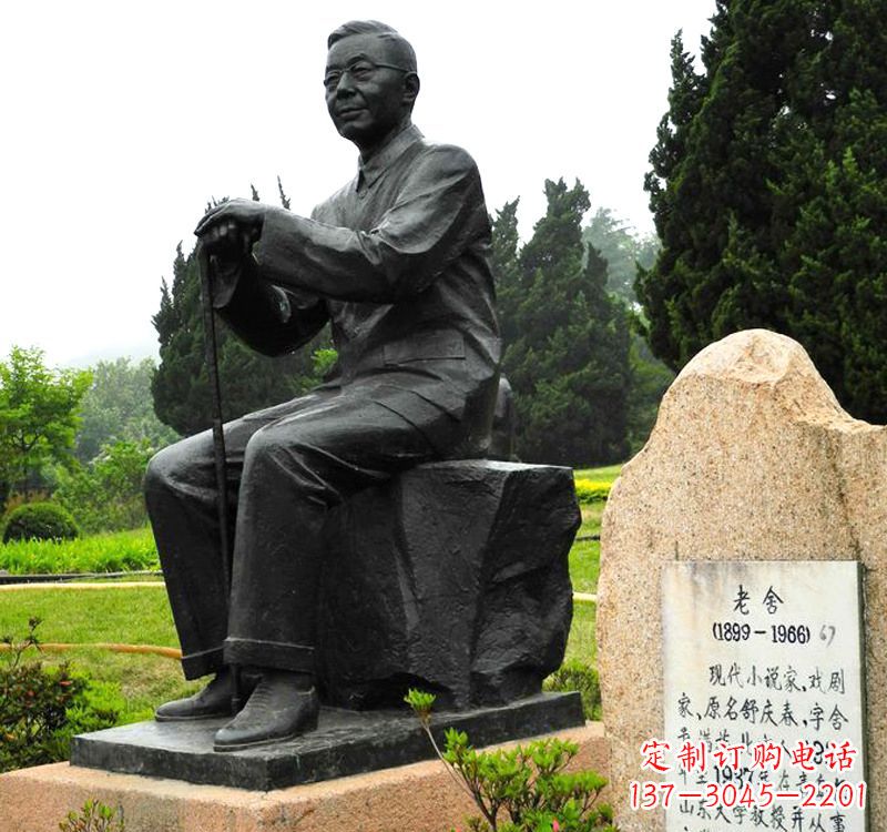 无锡中国现代著名小说家老舍铜雕像
