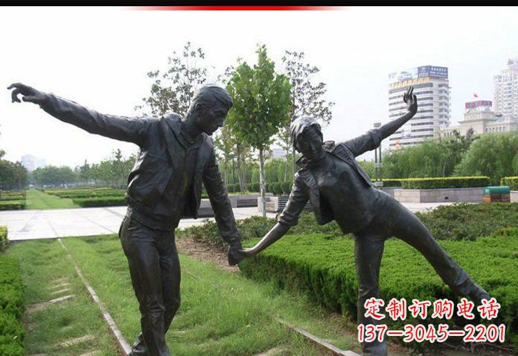 无锡走铁轨的情侣铜雕