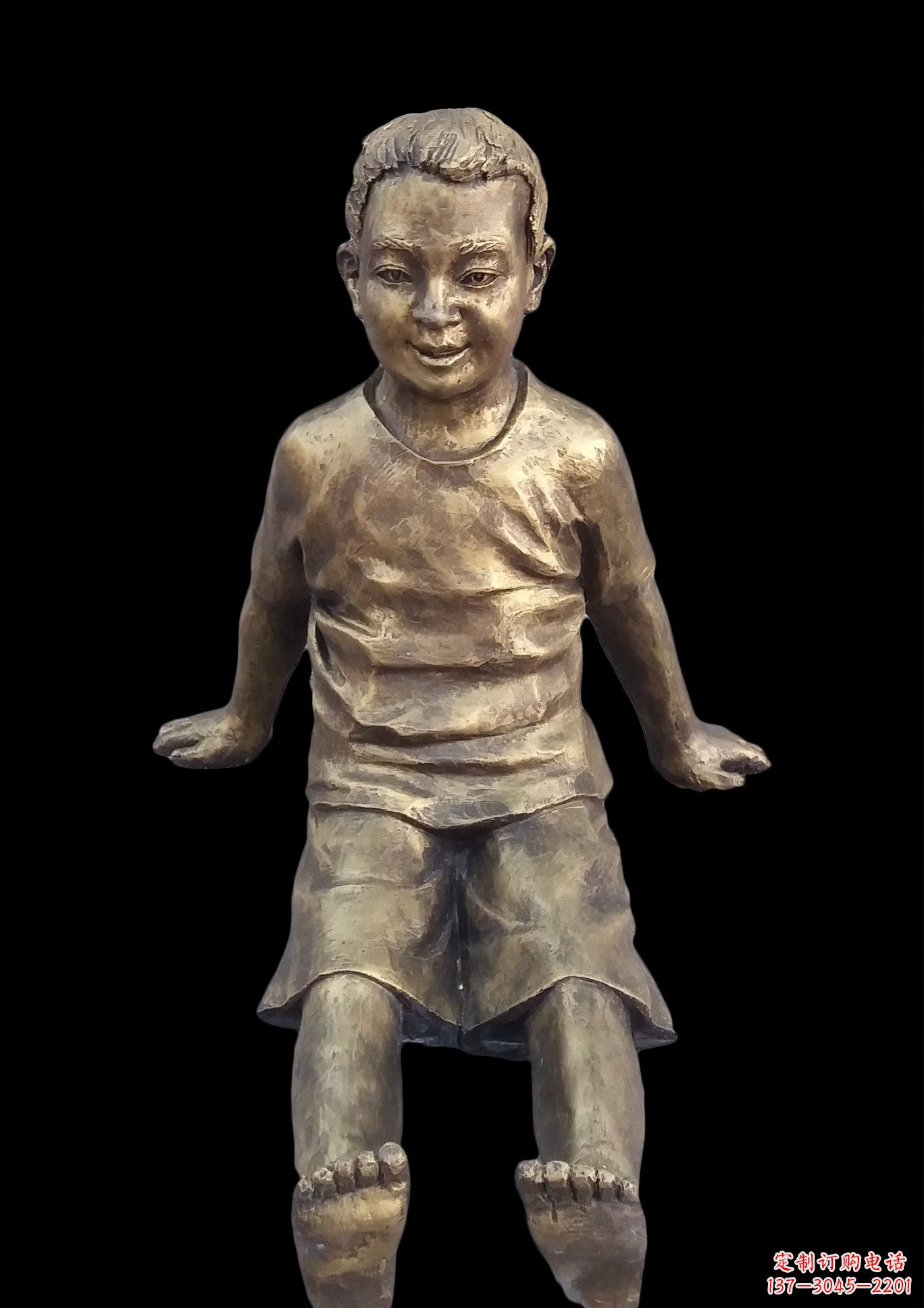 无锡坐地上的小男孩铜雕像