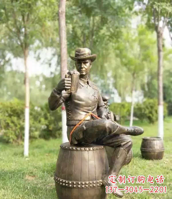 无锡坐酒桶喝啤酒的牛仔铜雕