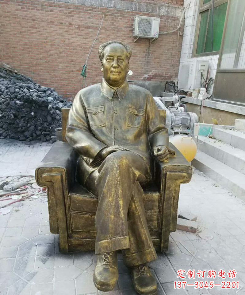 无锡坐沙发的毛主席铜雕