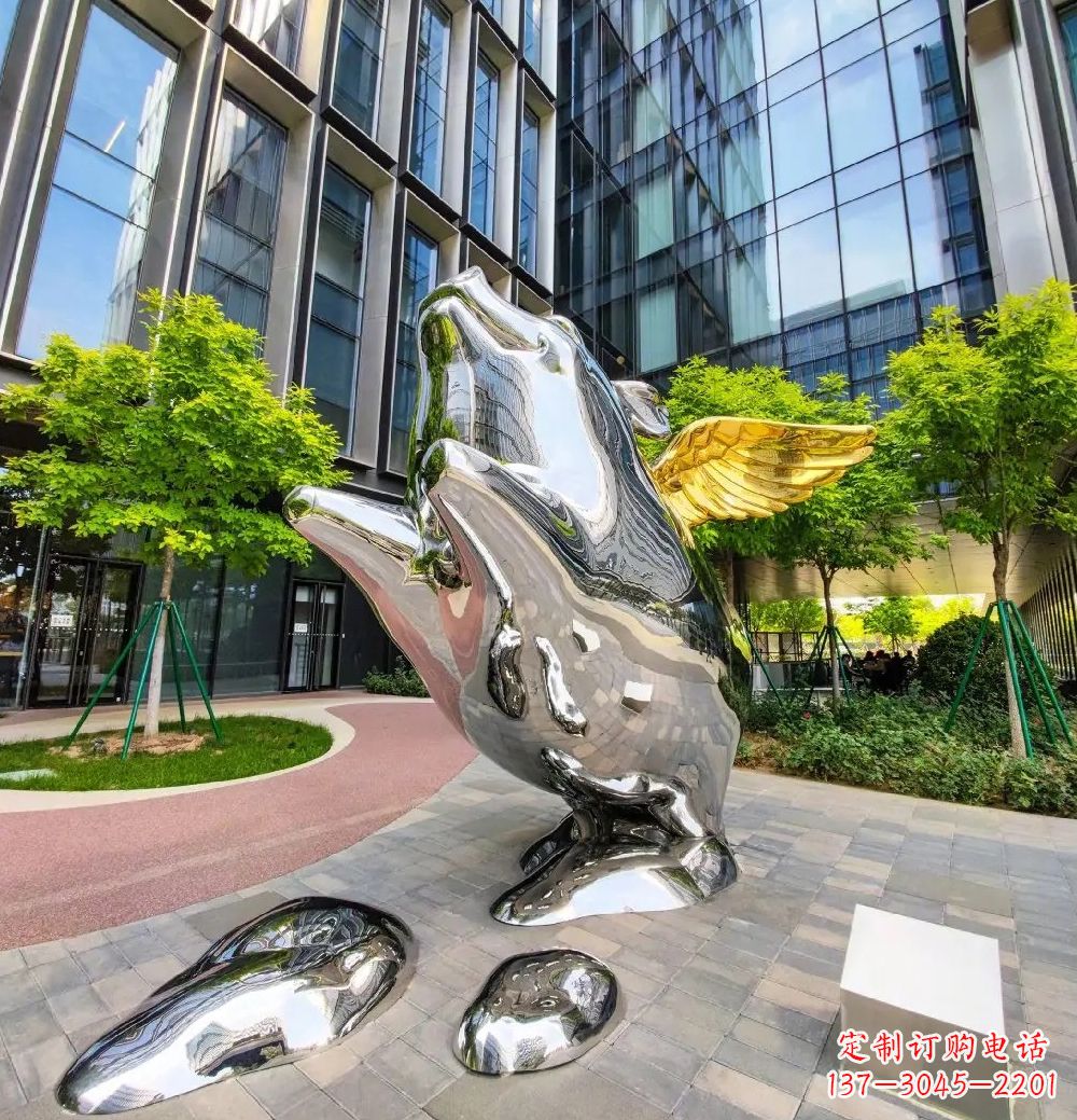 无锡猪雕塑-酒店门口一只带翅膀不锈钢镜面猪雕塑