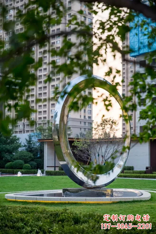 无锡圆环雕塑-别墅草坪不锈钢镜面大型户外景观圆环雕塑