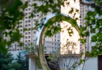 无锡圆环雕塑-别墅草坪不锈钢镜面大型户外景观圆环雕塑